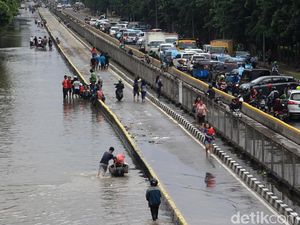 Video: Jalan Gunung Sahari Banjir, Motor Warga Mogok