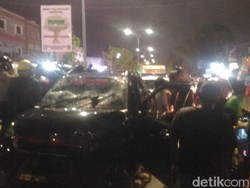 Bawa Anak-Istri, Pemobil Tabrak Puluhan Pemotor di Makassar