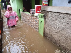 Hujan Deras, Rumah Warga di Harapan Mulya Bekasi Banjir 60 cm