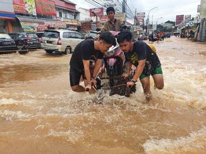 Jasa Gerobak Angkut Motor Bermunculan di Tengah Banjir Jatimekar Bekasi