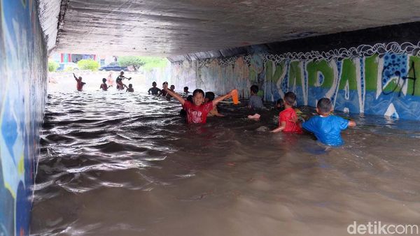 Underpas Gonggo Karawang Jadi Kolam Renang Dadakan