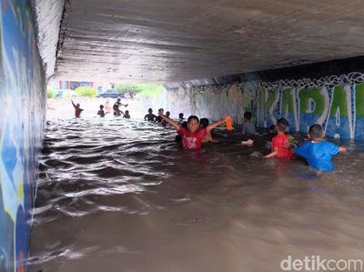 Underpas Gonggo Karawang Jadi Kolam Renang Dadakan