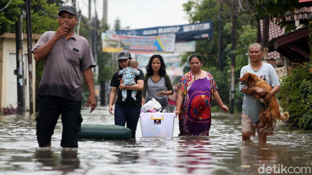 Banjir di BSK Bekasi, Warga Evakuasi Bayi Hingga Hewan Peliharaan Banjir di BSK Bekasi, Warga Evakuasi Bayi Hingga Hewan Peliharaan