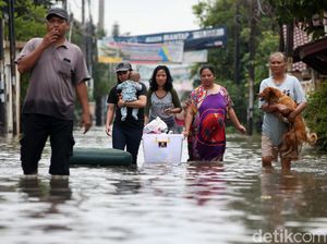 Banjir di BSK Bekasi, Warga Evakuasi Bayi Hingga Hewan Peliharaan