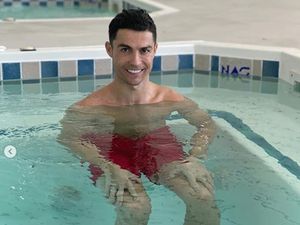 Ronaldo Pamer Foto Berendam Bareng Anak, Netizen: Awas Hamil