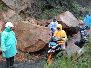 Sempat Tertutup Karena Longsor, Jalur Garut-Pameungpeuk Sudah Bisa Dilalui
