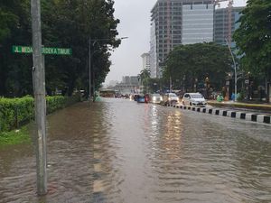 Jalan Medan Merdeka Timur Tergenang, Lalu Lintas Arah Monas Macet