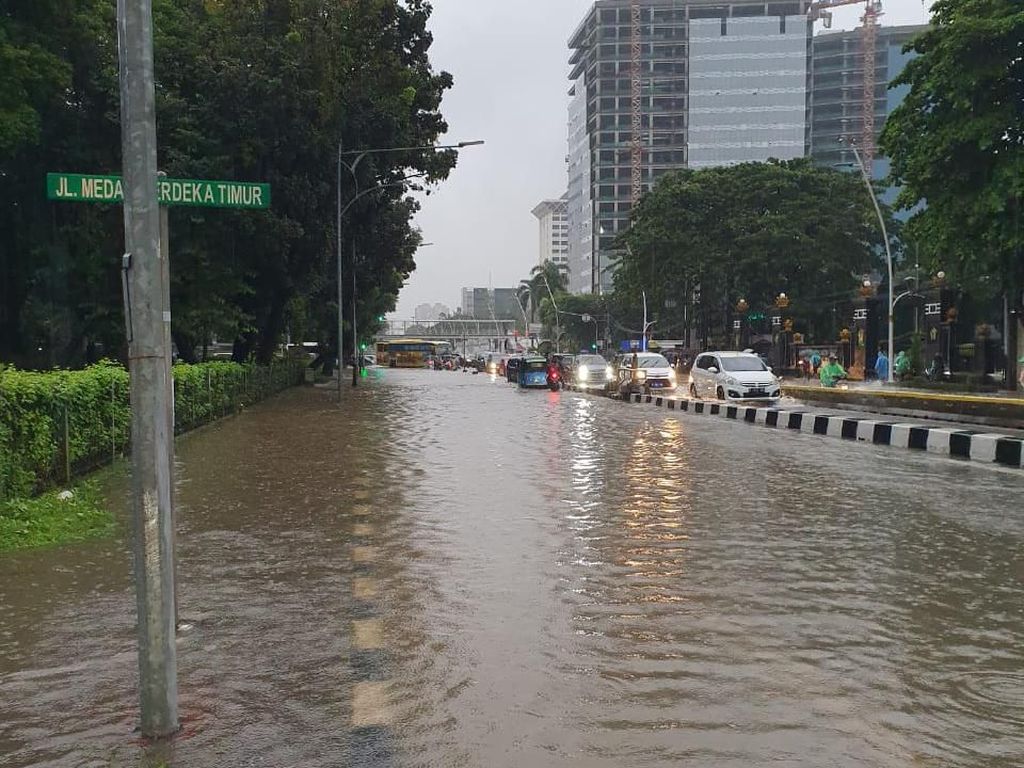 Jl MH Thamrin Depan Sarinah Banjir, Hati-hati Melintas Jl MH Thamrin Depan Sarinah Banjir, Hati-hati Melintas