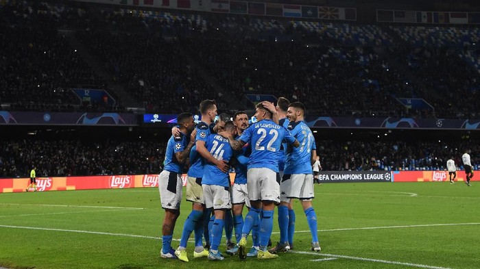 NAPLES, ITALY - DECEMBER 10: SSC Napoli players celebrate the 4-0 goal scored by Dries Mertens during the UEFA Champions League group E match between SSC Napoli and KRC Genk at Stadio San Paolo on December 10, 2019 in Naples, Italy. (Photo by Francesco Pecoraro/Getty Images)