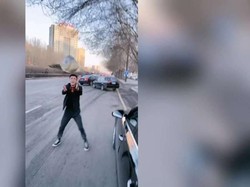 Takut Tertular Virus Corona, Pemilik Restoran Ini Lempar Makanan ke Pembeli