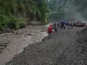 Sempat Terjebak Lahar Hujan Gunung Kelud, 25 Penambang Pasir Selamat