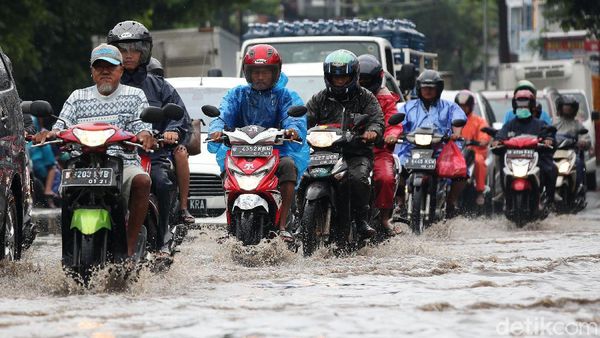 Aksi Nekat Menerobos Banjir di Jalan Siliwangi Bekasi