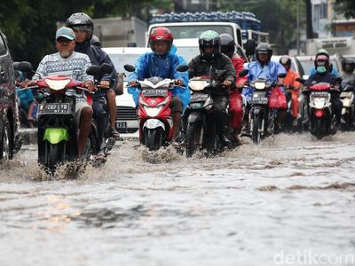Aksi Nekat Menerobos Banjir di Jalan Siliwangi Bekasi