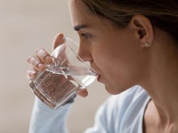 7 Cara Alami Mengatasi Darah Rendah, Termasuk Sering-sering Minum Air Putih