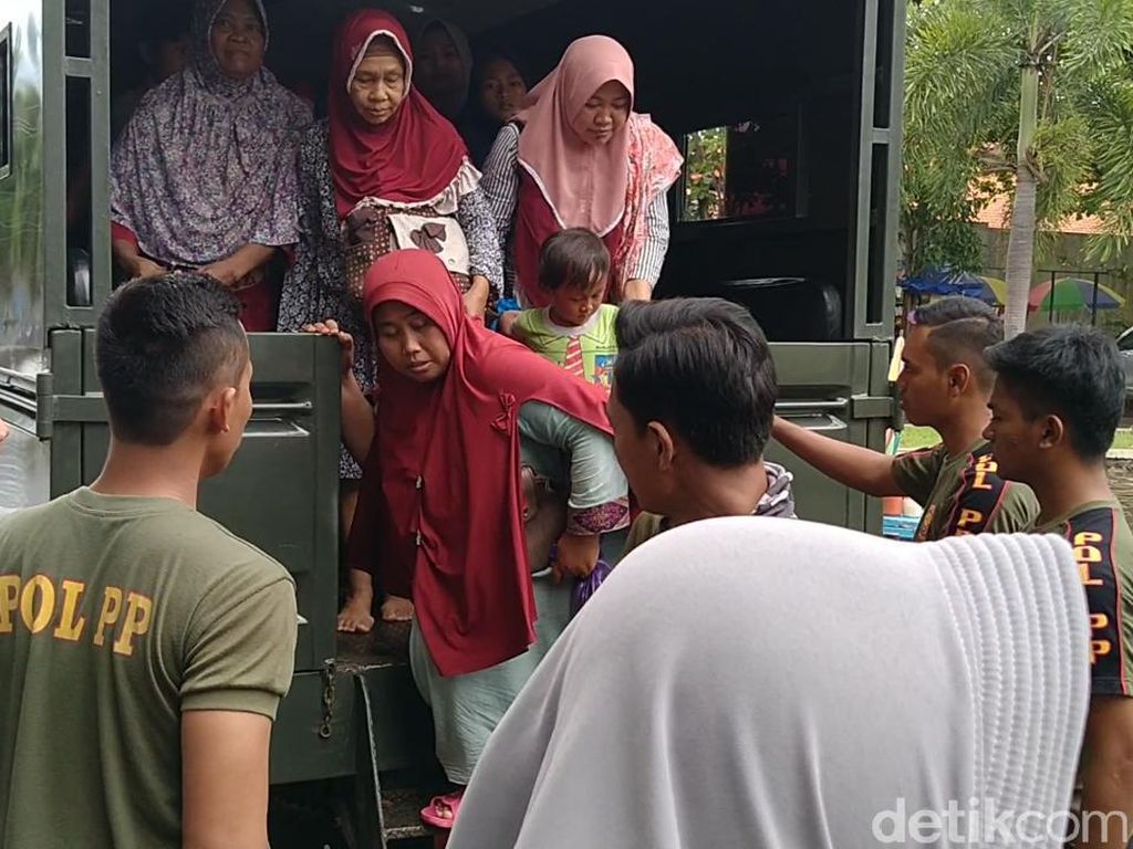 BPBD: 80 Persen Kota Pekalongan Terendam Banjir, 1.776 Warga Mengungsi BPBD: 80 Persen Kota Pekalongan Terendam Banjir, 1.776 Warga Mengungsi