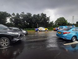 Macet Parah di Tol Jagorawi arah Jakarta Akibat Genangan Air di KM 3