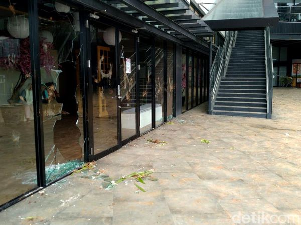 AEON Mall JGC Cakung Jadi Sasaran Amukan Massa