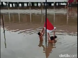 Viral Upacara Saat Banjir, Siswa SD Sumsel Telanjang Dada Kibarkan Bendera