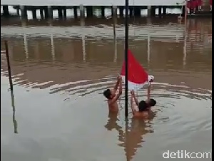 Viral Upacara Saat Banjir, Siswa SD Sumsel Telanjang Dada Kibarkan Bendera Viral Upacara Saat Banjir, Siswa SD Sumsel Telanjang Dada Kibarkan Bendera