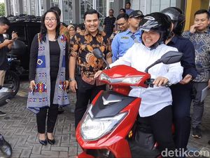 Begini Potret Wali Kota Risma Saat Kendarai Motor Listrik