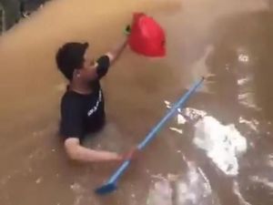 Menerjang Banjir, Ini 5 Kisah Antar Makanan yang Jadi Viral