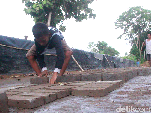 Kisah Aan, Bocah SD Jadi Buruh Batu-bata Demi Hidupi Keluarga