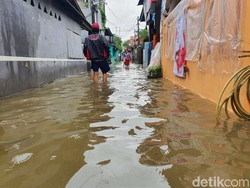 Kali Baru Bekasi Meluap, Warga Evakuasi Alat Elektronik-Pakaian