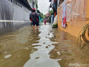 Kali Baru Bekasi Meluap, Warga Evakuasi Alat Elektronik-Pakaian Kali Baru Bekasi Meluap, Warga Evakuasi Alat Elektronik-Pakaian