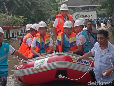 Bos PLN Digiring Naik Perahu Cek Lokasi Banjir