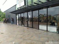 Warga Kebanjiran Berujung Penyerangan AEON Jakarta Garden City