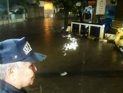 Banjir di Mampang Prapatan, Semua Kendaraan Bermotor Tak Bisa Lewat