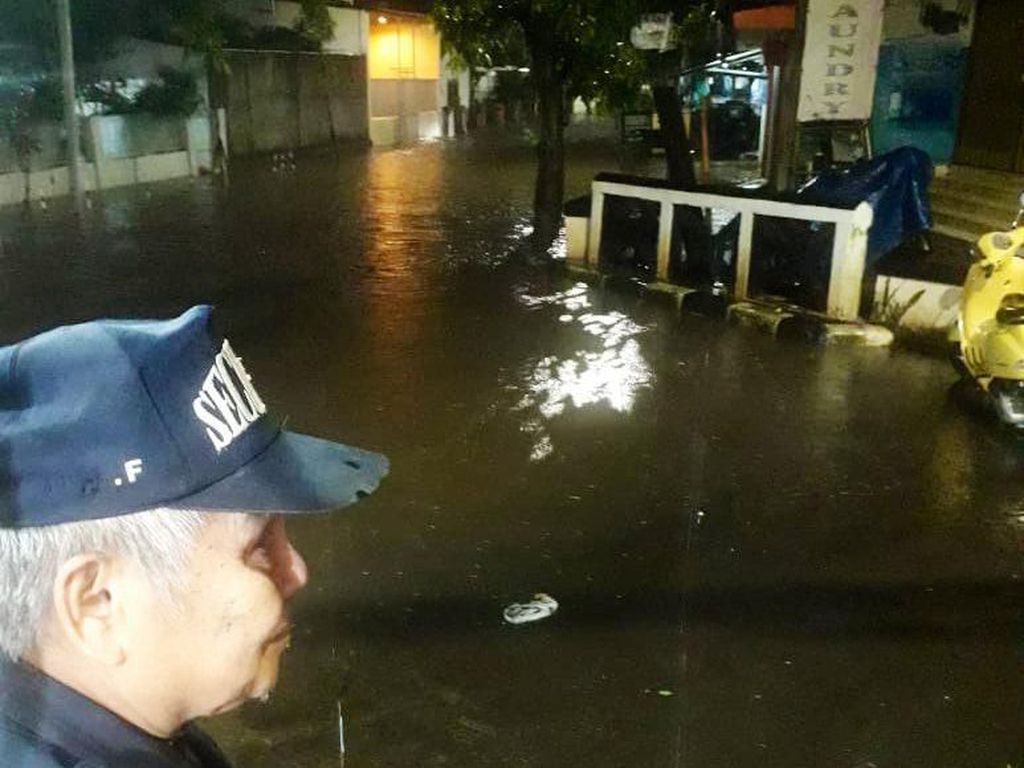 Banjir di Mampang Prapatan, Semua Kendaraan Bermotor Tak Bisa Lewat Banjir di Mampang Prapatan, Semua Kendaraan Bermotor Tak Bisa Lewat