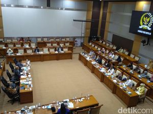 Audiensi di Komisi VIII, Korban First Travel Nangis Ingin Tetap Berangkat Umrah