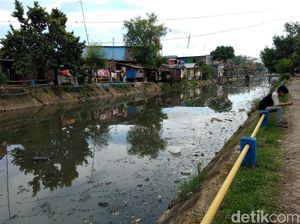 Jorok! Sampah Penuhi Kanal Jongaya di Makassar