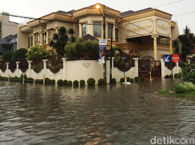 Banjir Rendam Komplek Mewah Grand Galaxy Bekasi