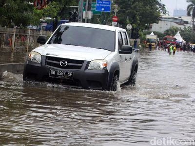 Para Penerjang Banjir di Jakarta