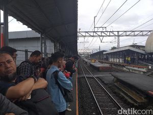 Rel Stasiun Sudirman Tergenang, Penumpang KRL di Stasiun Cilebut Menumpuk