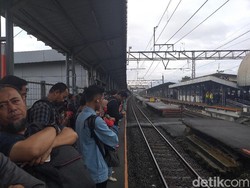 Rel Stasiun Sudirman Tergenang, Penumpang KRL di Stasiun Cilebut Menumpuk