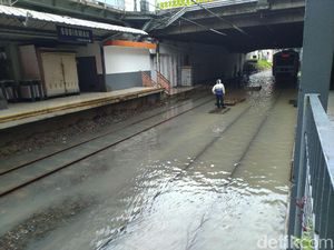 Stasiun Sudirman Masih Tergenang, Loket Ditutup