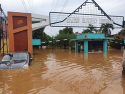 Perum Bumi Nasio Indah Bekasi Banjir 2 Meter, Mobil Ikut Terendam