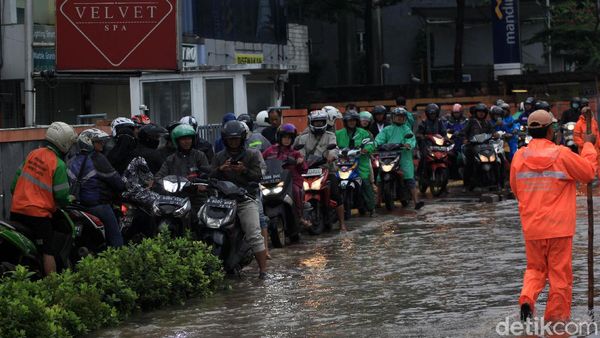 Pemotor Terobos Trotoar Imbas Banjir di Kebon Jeruk