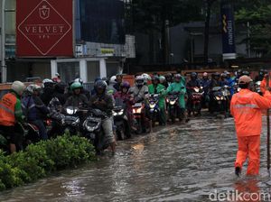 Pemotor Terobos Trotoar Imbas Banjir di Kebon Jeruk