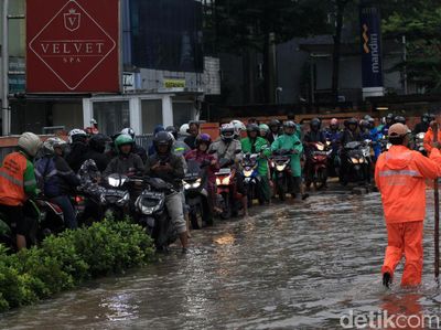 Pemotor Terobos Trotoar Imbas Banjir di Kebon Jeruk