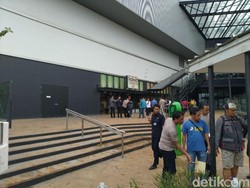 Polisi Olah TKP Ricuh di AEON Jakarta Garden City Cakung