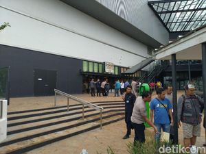 Polisi Olah TKP Ricuh di AEON Jakarta Garden City Cakung Polisi Olah TKP Ricuh di AEON Jakarta Garden City Cakung