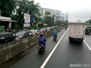 Jalan Arjuna Utara Jakbar Macet, Pengendara Motor Masuk Tol Kebon Jeruk Jalan Arjuna Utara Jakbar Macet, Pengendara Motor Masuk Tol Kebon Jeruk