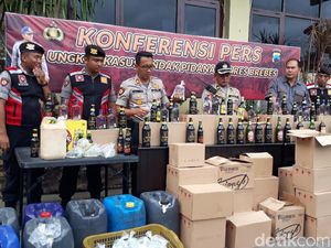 Gerebek Gudang, Polisi Sita 1.946 Botol Miras dan Ratusan Liter Ciu