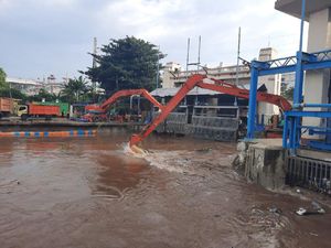 Imbas Banjir, Pemprov DKI Angkut 13 Ton Sampah dari Pintu Air Manggarai Imbas Banjir, Pemprov DKI Angkut 13 Ton Sampah dari Pintu Air Manggarai