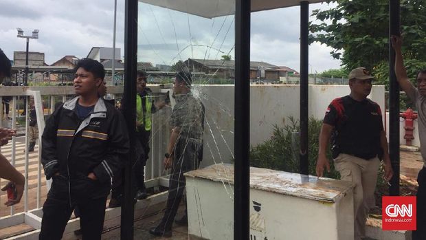 Warga Demo Banjir, Sejumlah Kaca Mal AEON JGC Pecah