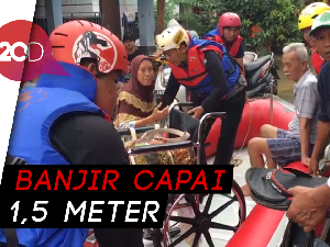 Lansia Dievakuasi dari Lokasi Banjir di Perumnas 1 Bekasi